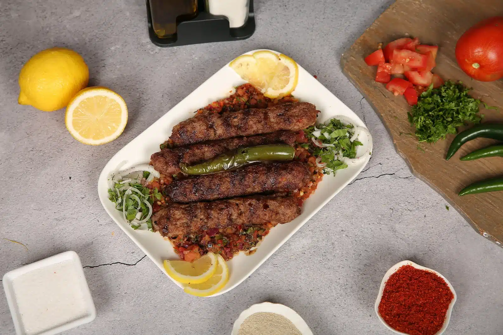 حضّري الكباب السوري في البيت زي المطاعم الشامية بالتتبيلة الأصلية والسلطة اللي بتفتح النفس وطريقة شوي تنجح كل مرة